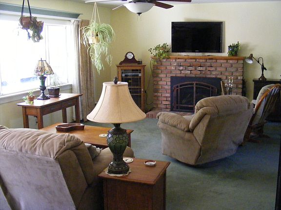 Great Room w/ Gas Fireplace