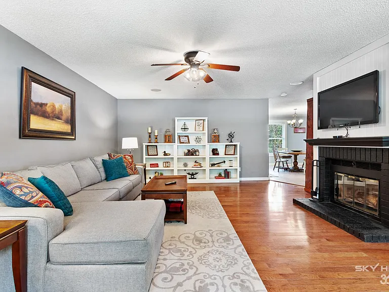 2416 N Robin Rd — Photo 3