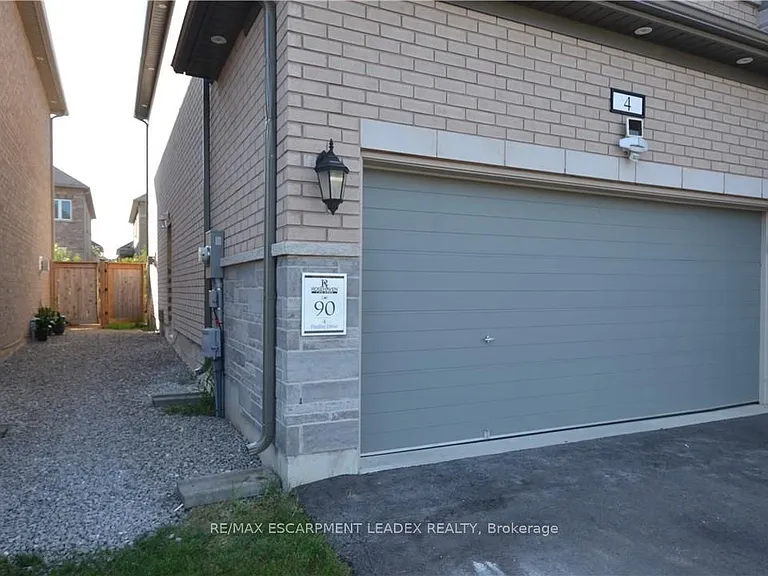 4 Findlay Dr #B — Photo 2