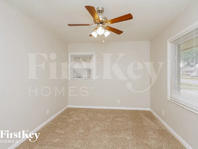 823 Oriole Dr — Photo 9