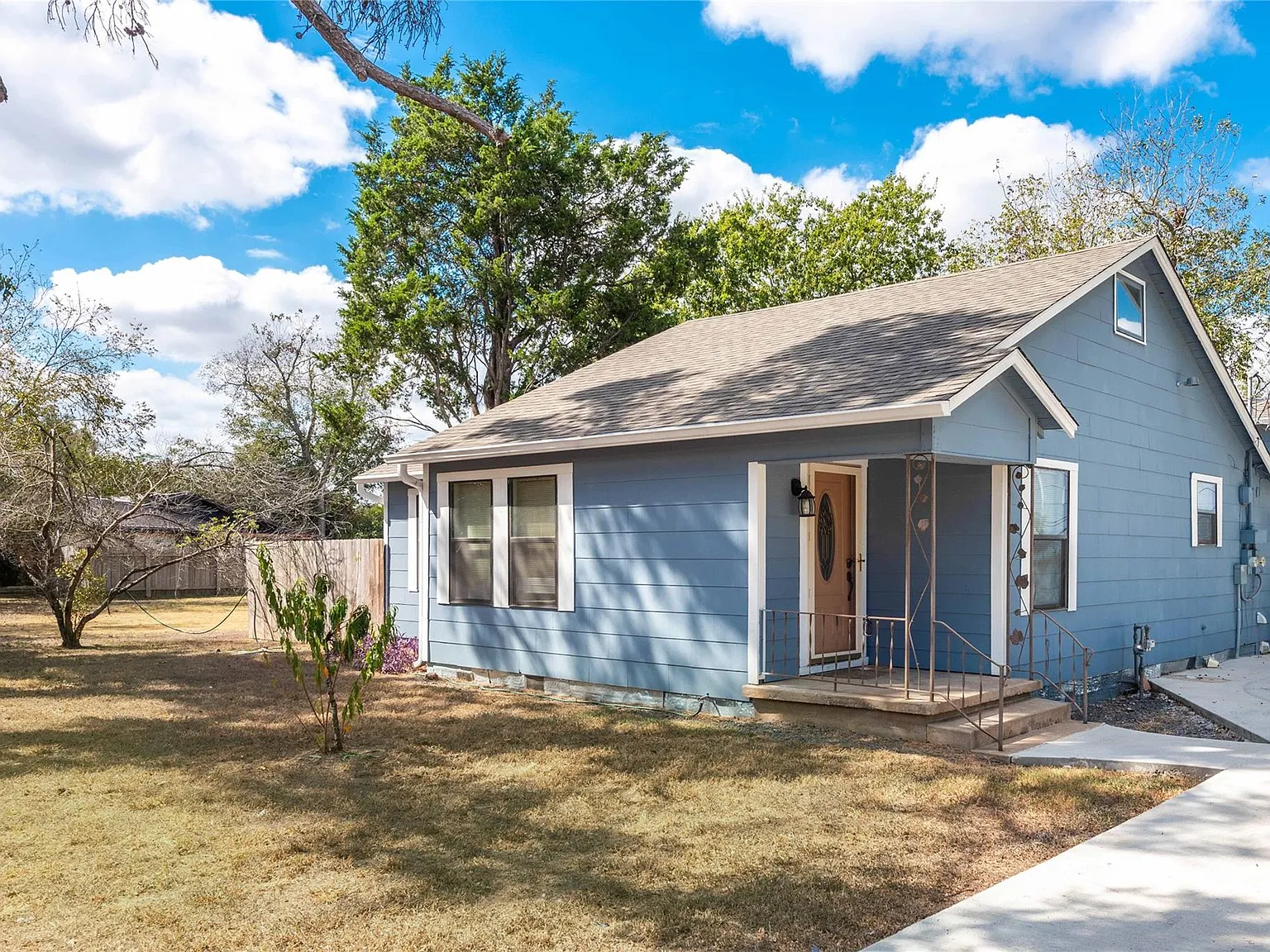 3 bed, 1.0 bath, 2251 sqft, $1,700 — Photo 2