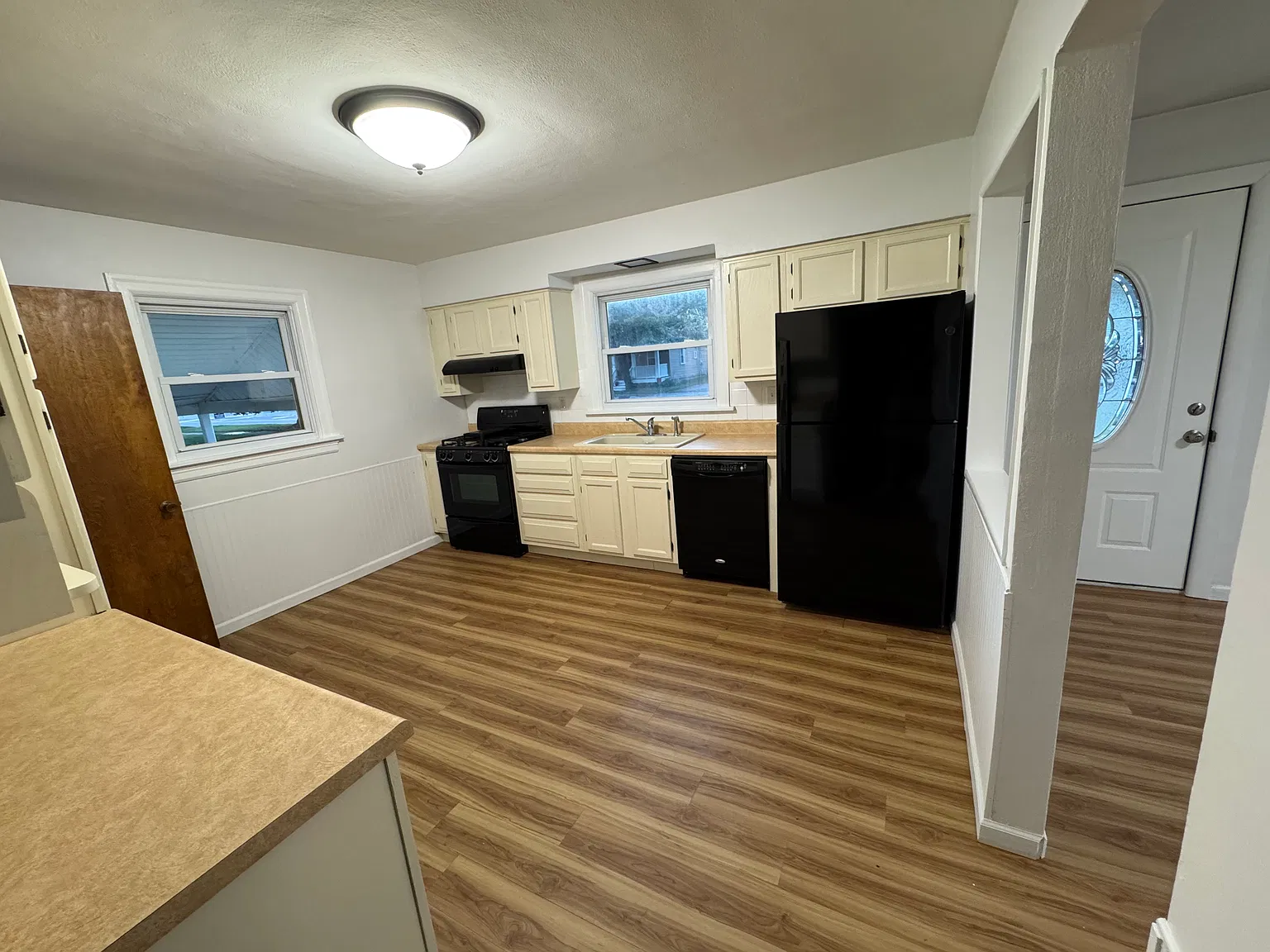 3 bed, 1260 sqft, $2,300 — Photo 2