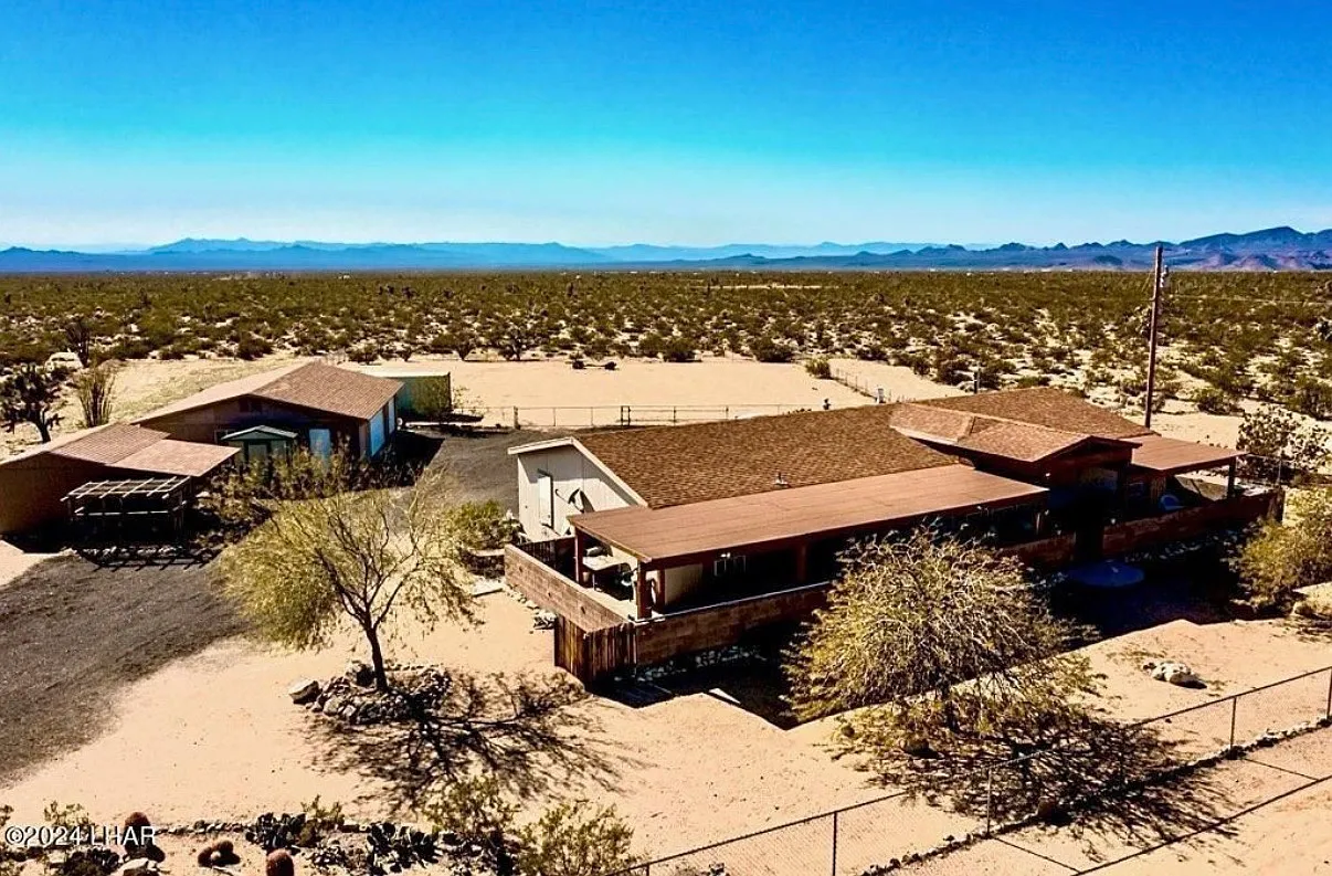 S Custer Rd, Yucca — Photo 2