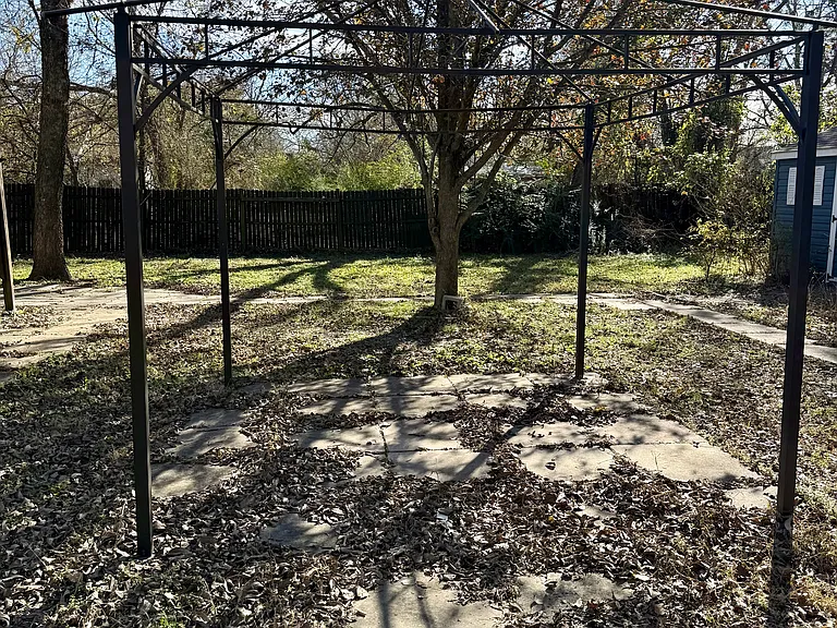 1402 S Montgomery St — Photo 13