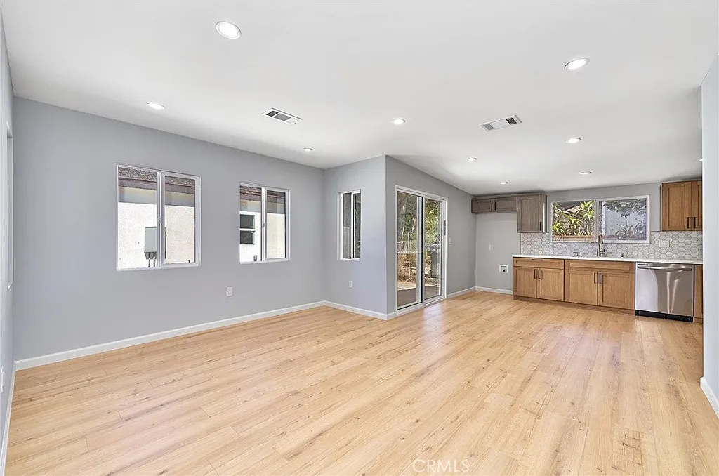 3 bed, 1061 sqft, $3,800 — Photo 3