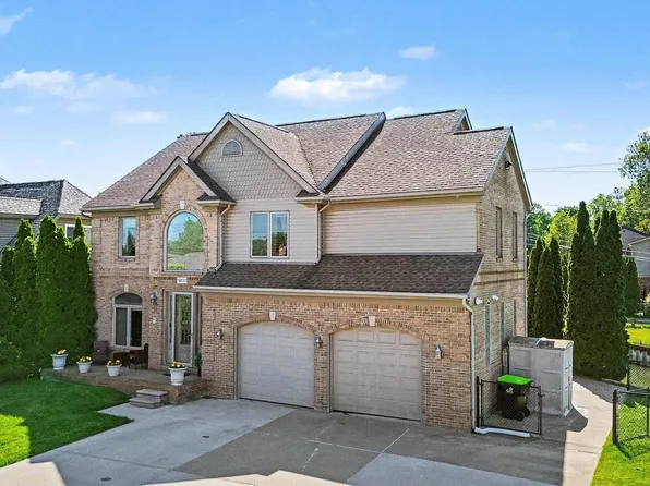 38035 Pointe Rosa St, Harrison Township, MI 48045