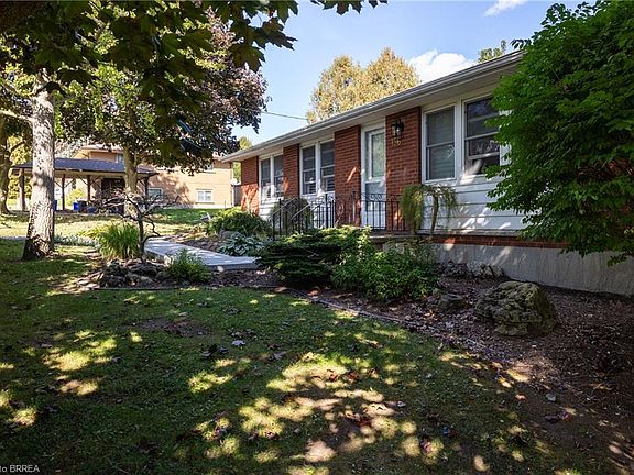3rd image of 156 Mutual St N