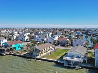 211 Isles End Rd, Tiki Island, TX 77554