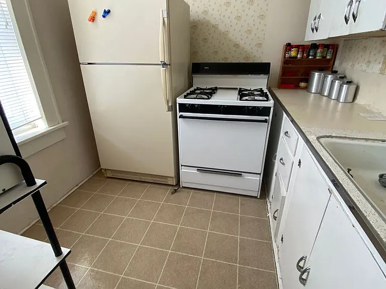 106 E 3rd St #4 — Photo 2
