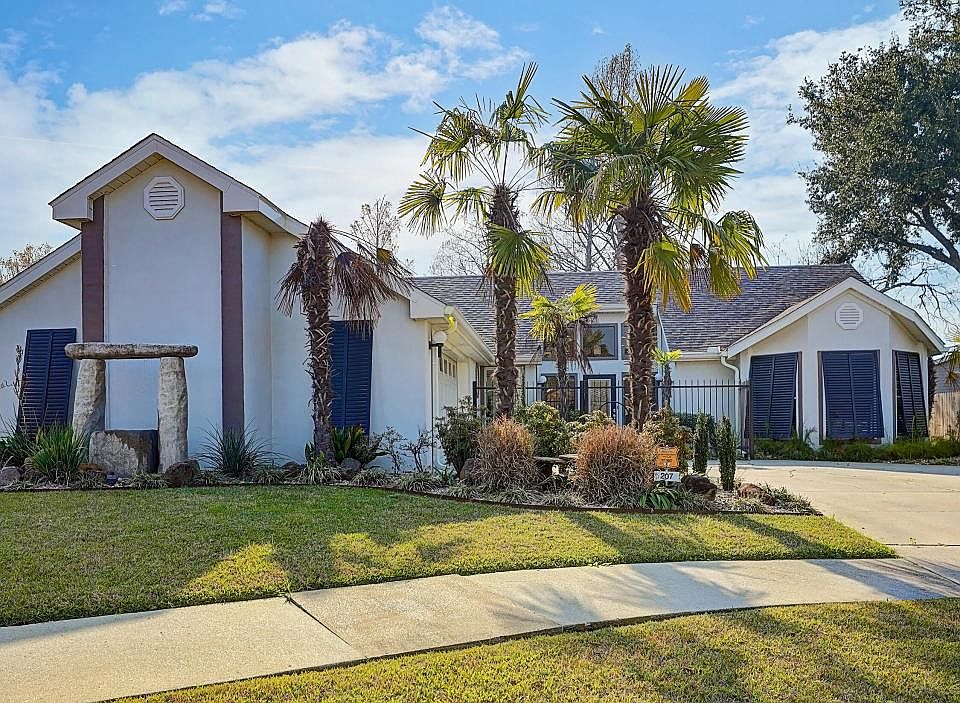 1st image of 207 Saddlewood Cor