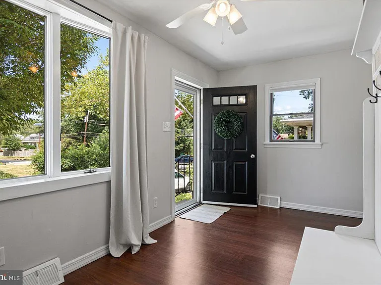 158 Lafayette Rd — Photo 5