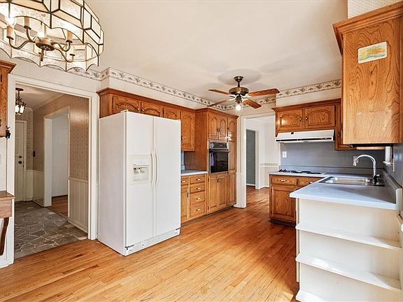 3rd image of 9637 Walmer St