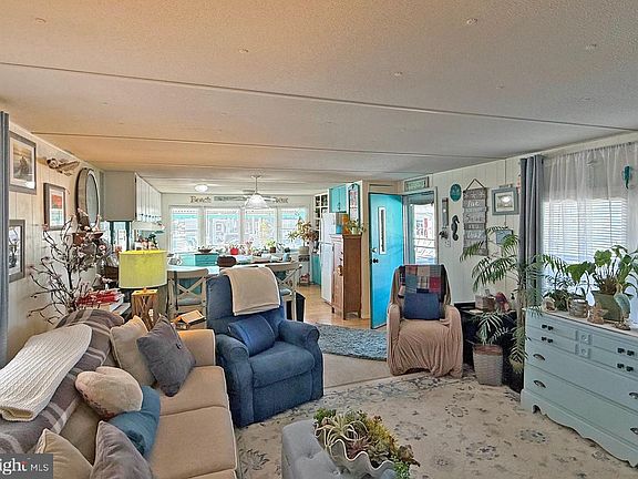 3rd image of 22 Spinning Wheel Ln