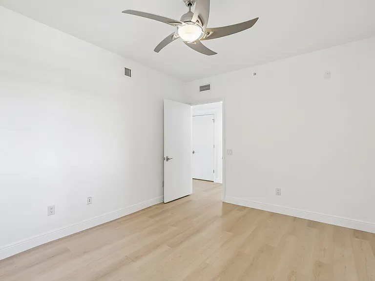 2650 Lake Shore Dr #1202 — Photo 11