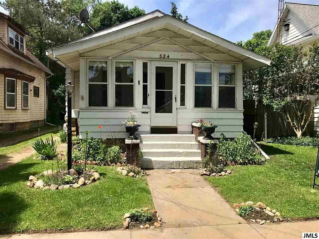324 N Pleasant St photo 1