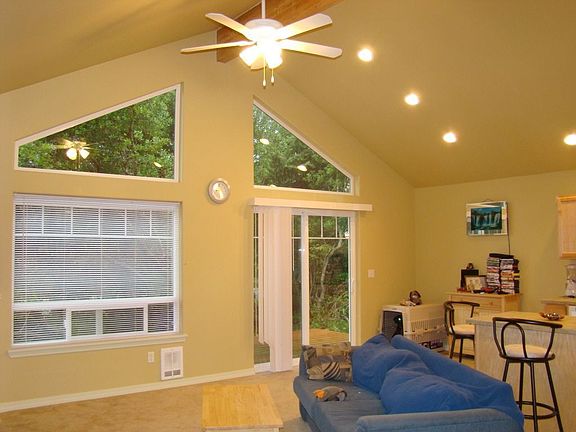 Open Great Room w/ vaulted ceiling & ceiling fan.
