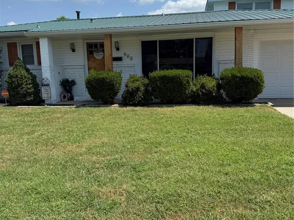 608 Holly Hill Dr, Sikeston, MO 63801