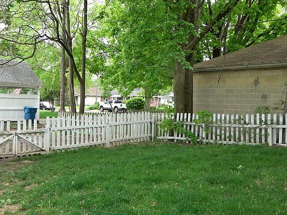 Fenced In Back Yard with Parking for 2 cars