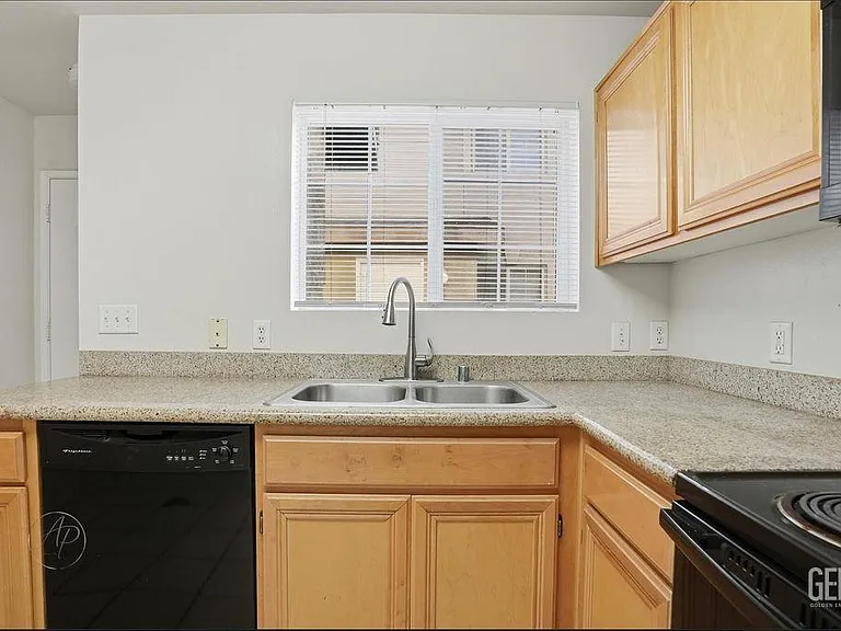 600 E Hosking Ave #10 — Photo 16
