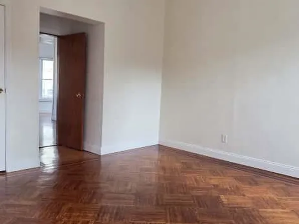 207 Jewett Avenue image 6 of 14