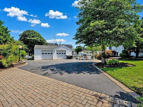 3rd image of 8 Stuart Avenue