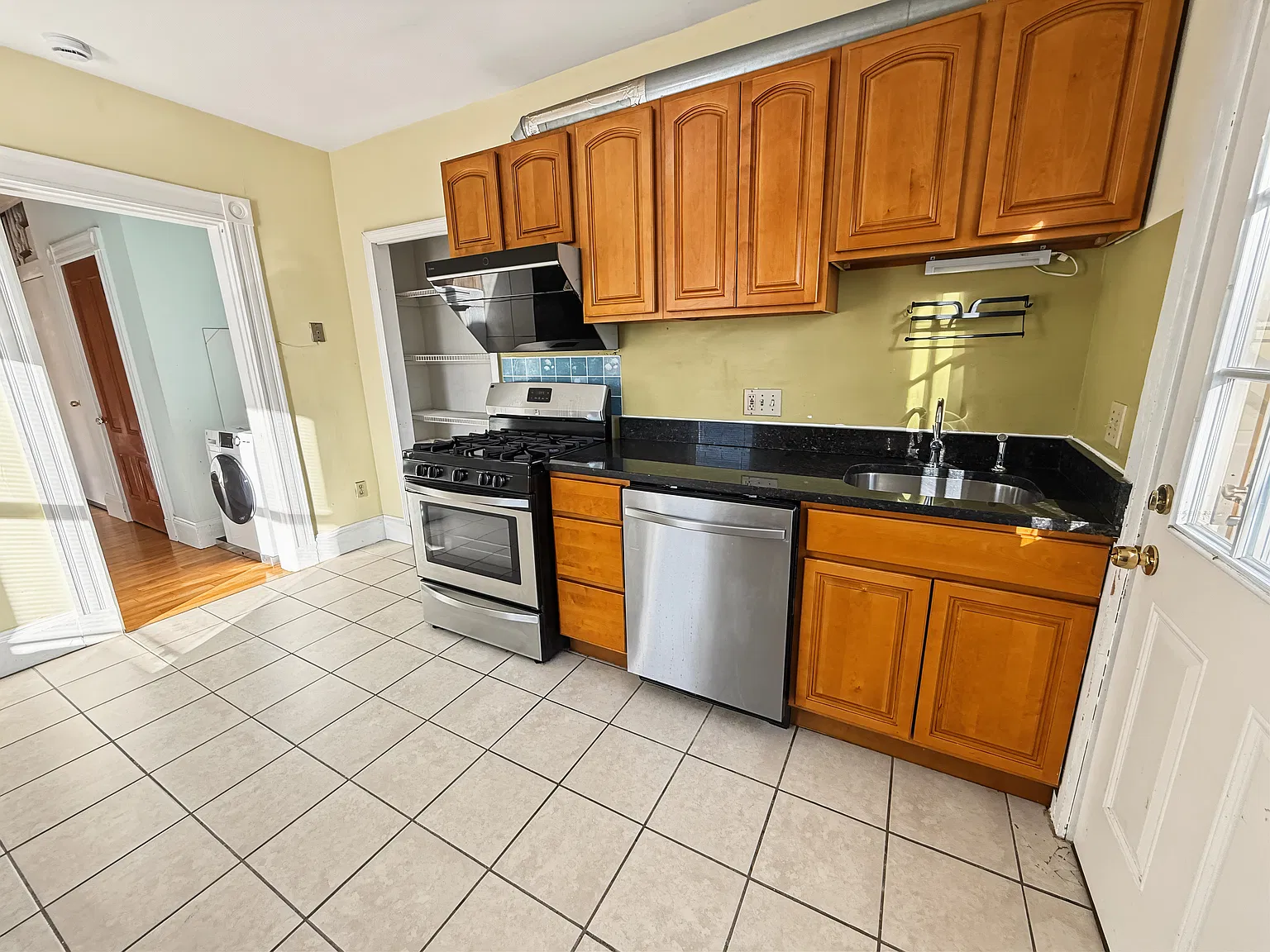 4 bed, 1283 sqft, $3,350 — Photo 3