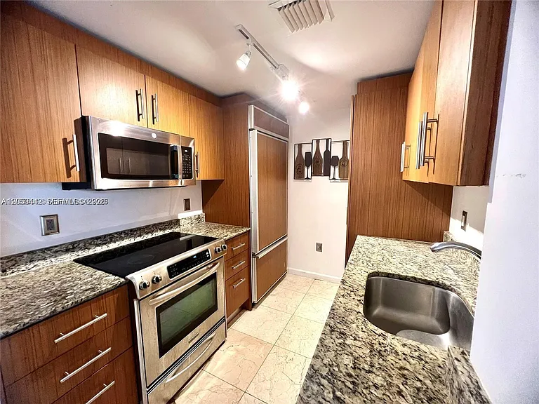 10275 Collins Ave #323 — Photo 8