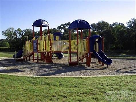 3rd image of 15585 Yarberry Dr