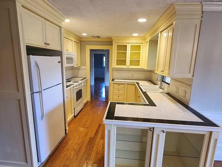 549 Burlington Ave NE — Photo 18