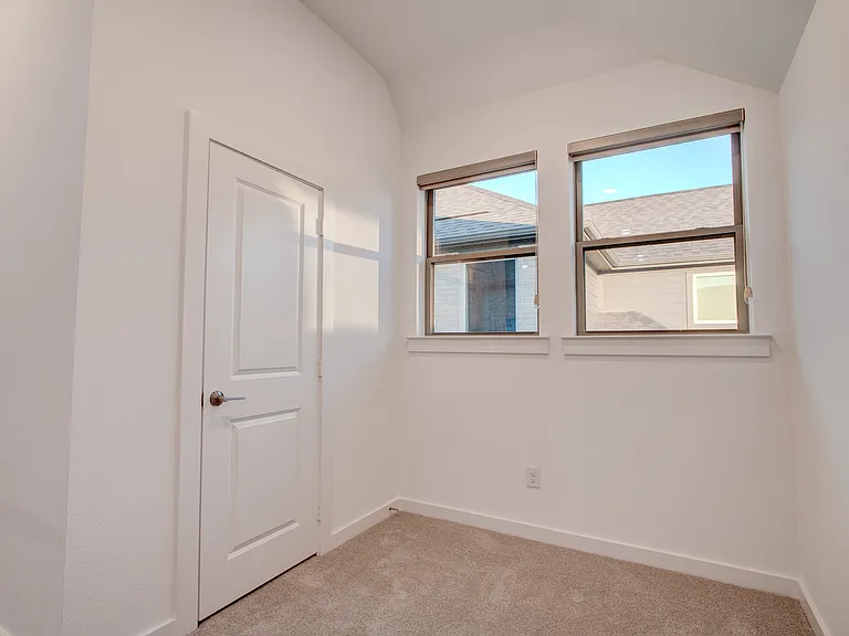 724 Kendall Ln — Photo 11