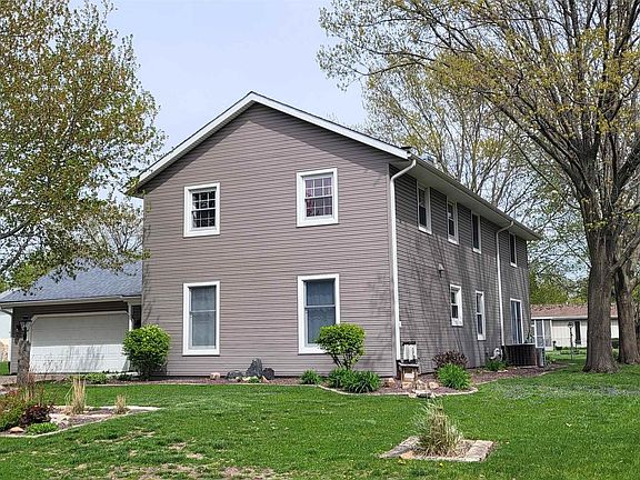 3rd image of 1075 Woodbine Cir W
