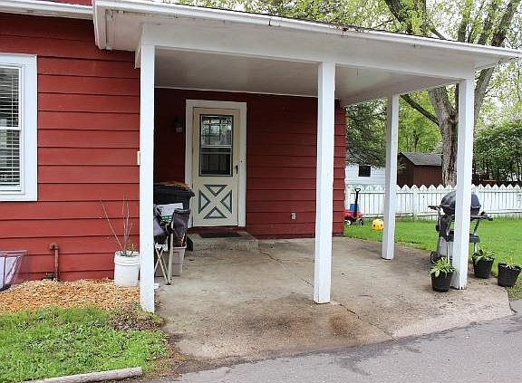 3rd image of 108 Owens St S