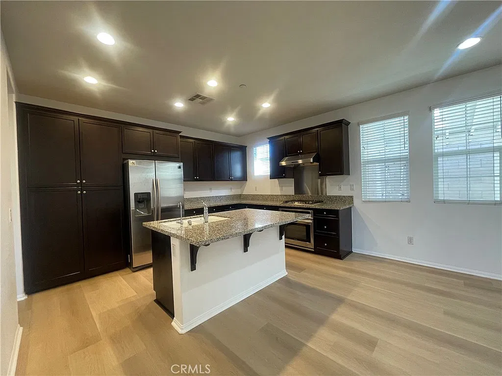 3 bed, 2011 sqft, $3,800 — Photo 2