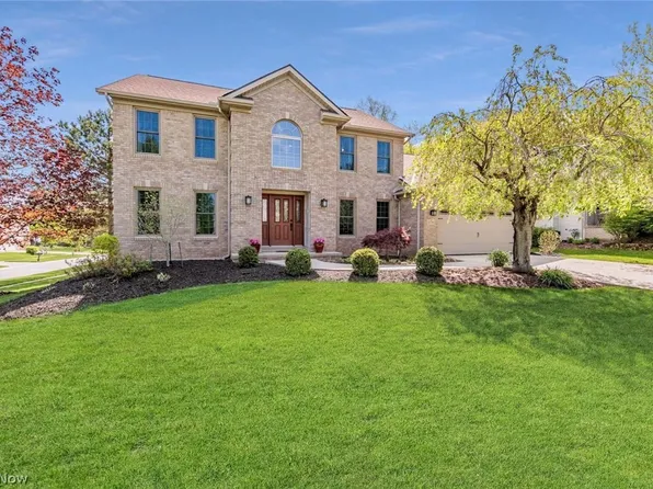 18561 Hunters Pointe Dr, Strongsville, OH 44136