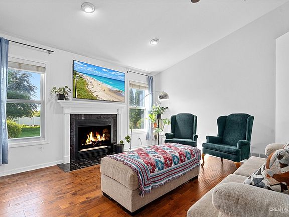 3rd image of 806 Burgess Dr