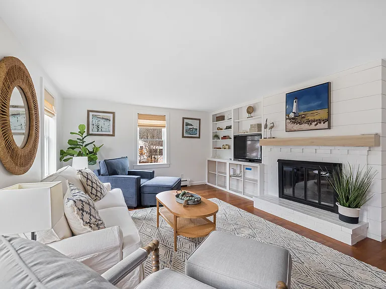 12 Woodside Dr — Photo 3