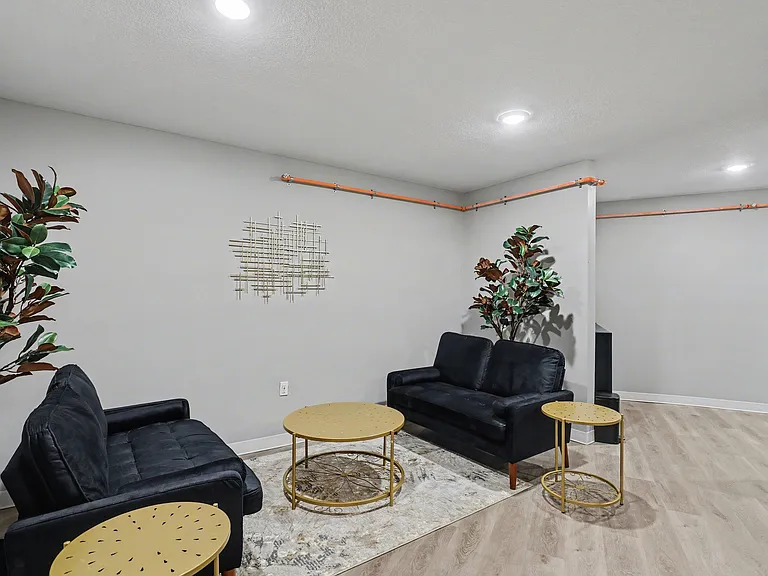 Mayfair Apartments — Photo 29