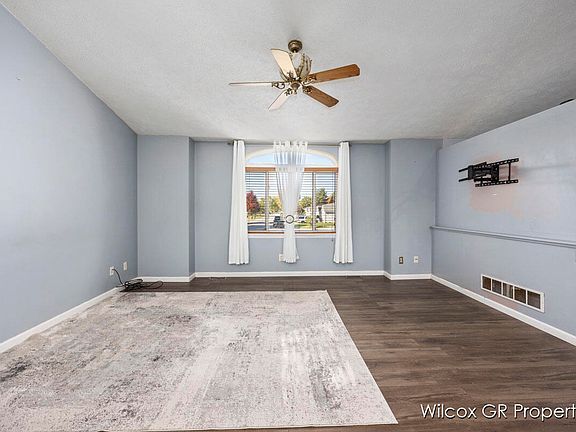 4th image of 327 Regent St SE