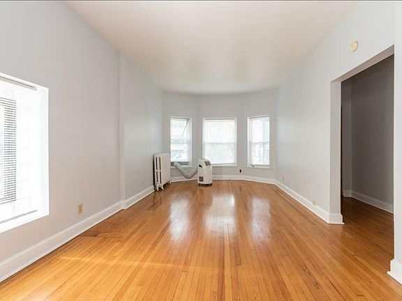 3rd image of 4939 N Winthrop Ave #1F