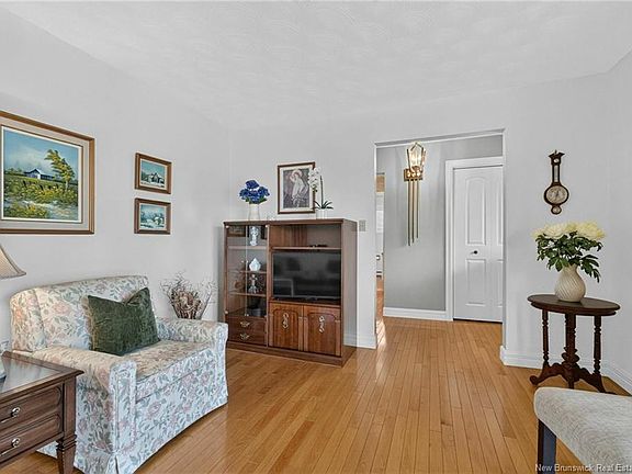 3rd image of 54 Ohio Rd