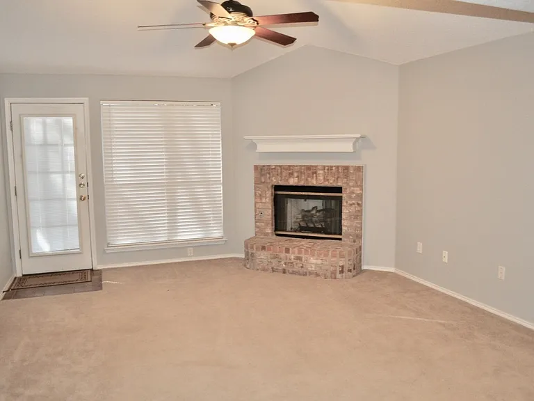 229 Lancelot Dr — Photo 2
