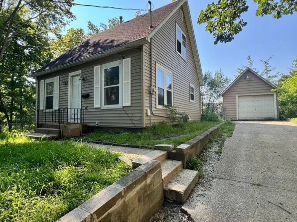 3002 Woodland St, Ames, IA 50014