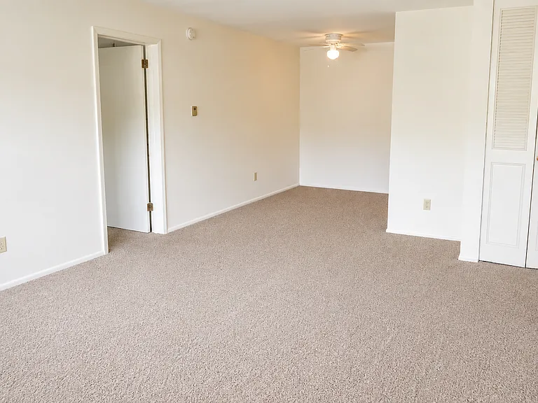 Highland Court Apartments — Photo 5