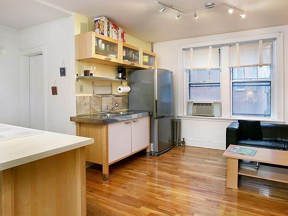 4th image of 114 Strathmore Rd APT 305