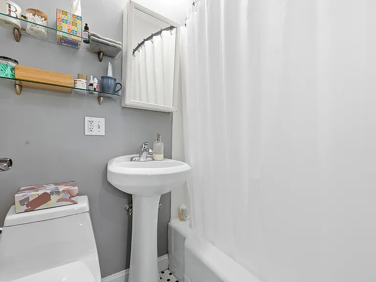 3 Saint Charles St #4 — Photo 9