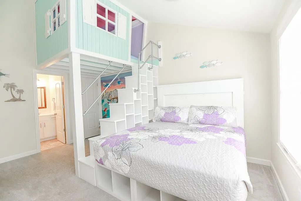 Room with a King bed and unique private hideaway - 413 22nd St #A