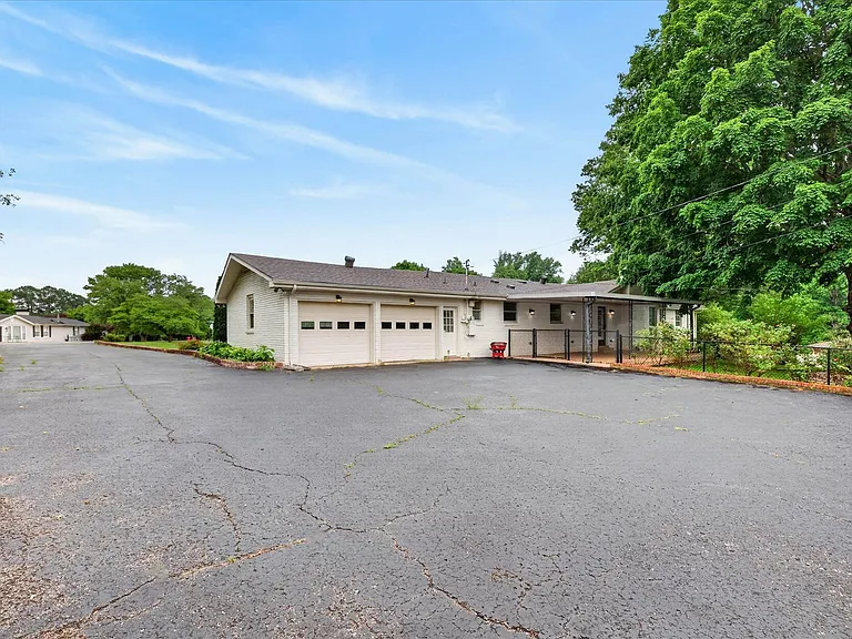 306 Locust Rd — Photo 38