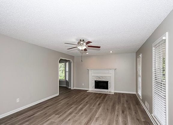 4th image of 37 Stratford Dr