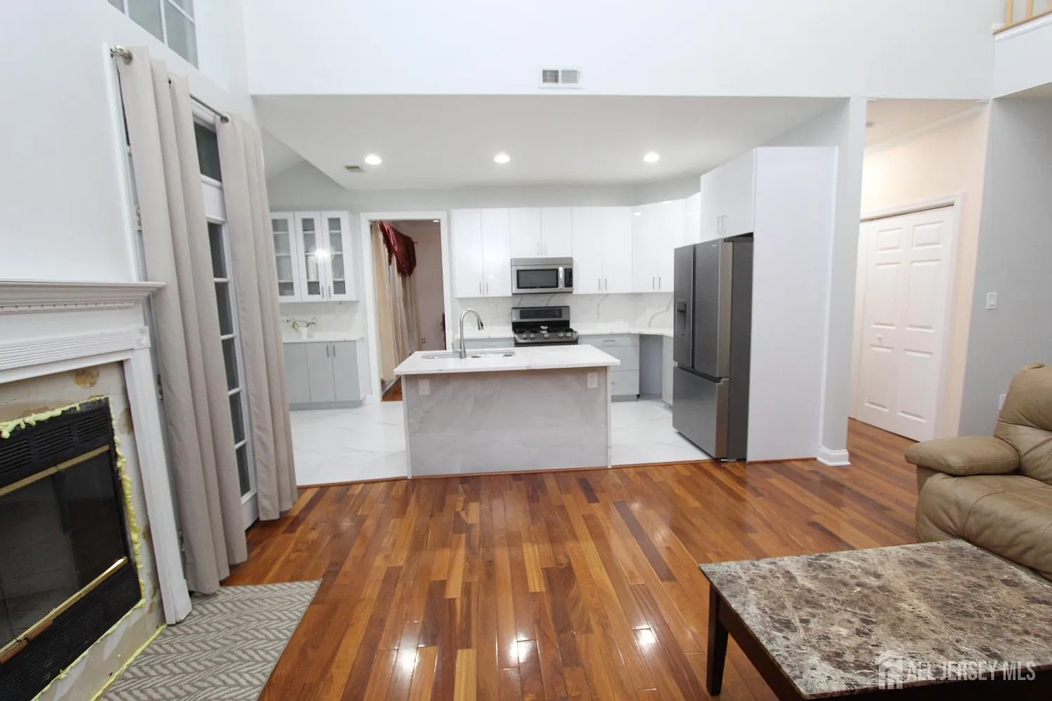 4 bed, 2.5 bath, 2262 sqft, $4,900 — Photo 2