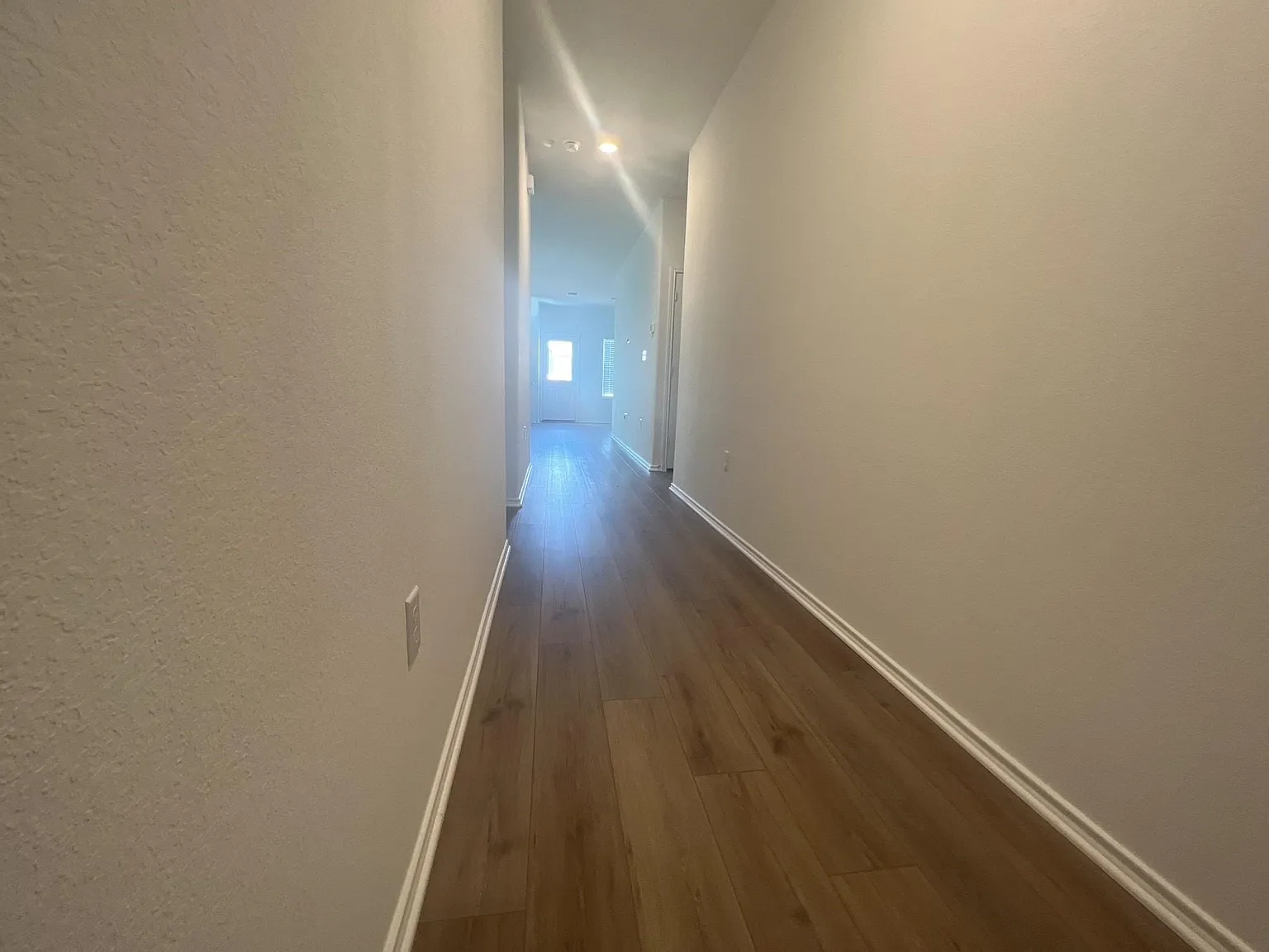 3 bed, 2.0 bath, 1217 sqft, $2,105 — Photo 2